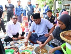 Bupati Tangerang Tinjau Banjir di Jayanti, Masak dan Makan Bersama Warga di Dapur Umum
