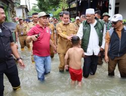Bupati Tangerang Tinjau Banjir Di Desa Cirumpak Kronjo