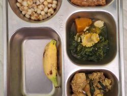 Menu Kambose dalam Program Makan Siang Gratis di SDN 78 Kendari Tuai Keluhan Orang Tua Siswa.