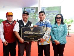 Gubernur Yulius Selvanus Serahkan Kunci Rumah Hunian Tetap bagi Pengungsi Gunung Ruang di Bolsel