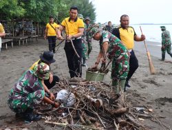 Wujudkan Indonesia Asri, Sinergitas TNI-Polri Kompak Bersihkan Pantai Randusanga Indah