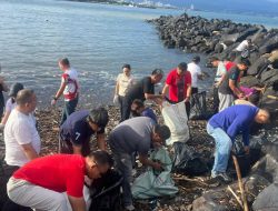 Disdukcapil-KB Sulut Kumpulkan 364 Kg Sampah di Pesisir Maasing, Perkuat Komitmen Gerakan Indonesia ASRI