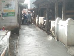 Merasa tak tersentuh APBDES. Puluhan Tahun  warga Klampok Kecamatan Wanasari Kabupaten Brebes. Perbaiki jalan dengan dana “iuran”