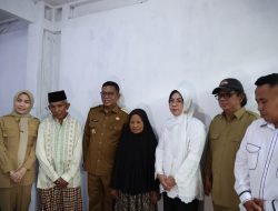 Safari Ramadan di Cinangka, Gubernur Andra Soni Serahkan Kunci Rumah Baru untuk Warga