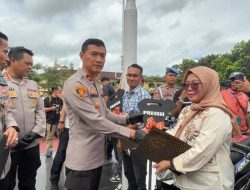 Kapolda Sulawesi Tenggara( Sultra) Brigjen Pol HIRMAWAN BAYU AJI serahkan kendaraan hasil pengungkapan curanmor