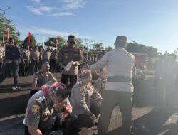 Tradisi penyiraman kepada personel yang naik pangkat jelang HUT Bhayangkara ke-80 di Polda Maluku Utara, Selasa, 30 Juni 2026.